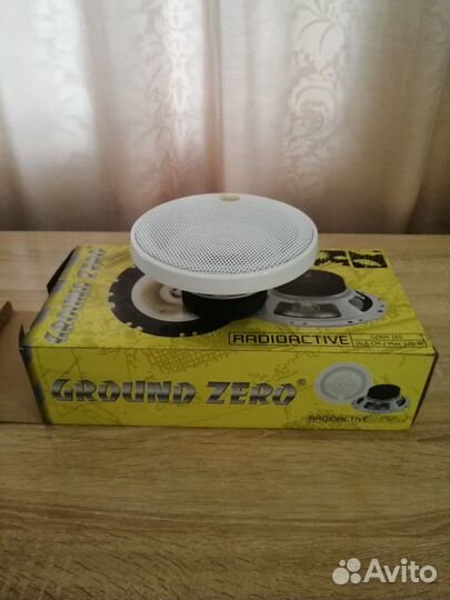 Белая колонка акустика динамик