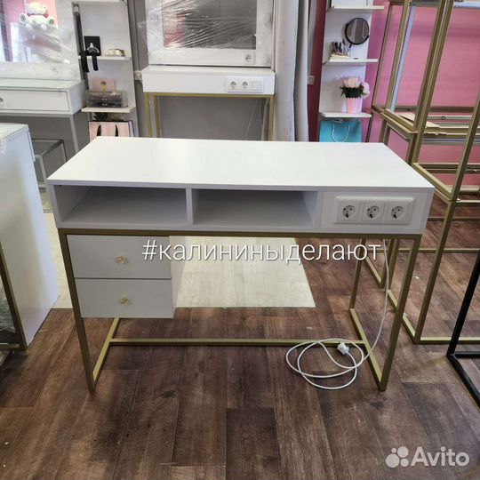 Маникюрный стол