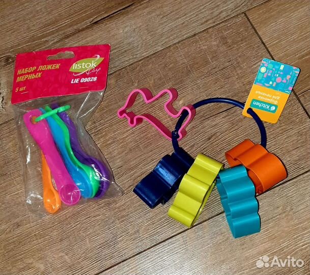 Формы для печенья и мерные ложки