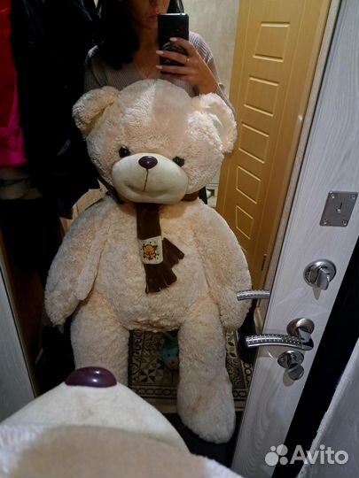 Большой плюшевый медведь