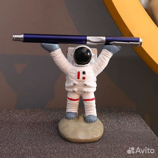 Статуэтка космонавт-держатель для ручки