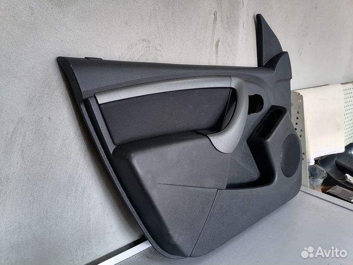 Обшивка двери передняя левая Renault Duster