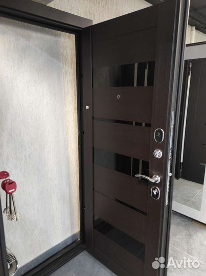 Дверь входная тёмный кипарис