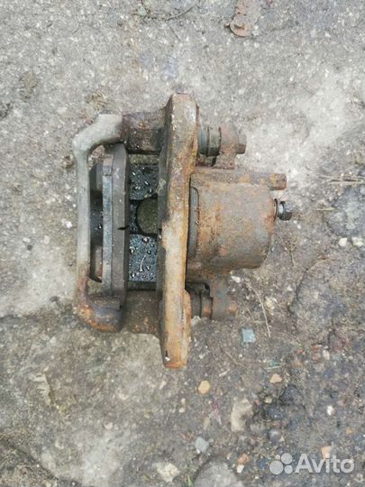 Суппорт передний правый Митсубиси Паджеро Мини 2