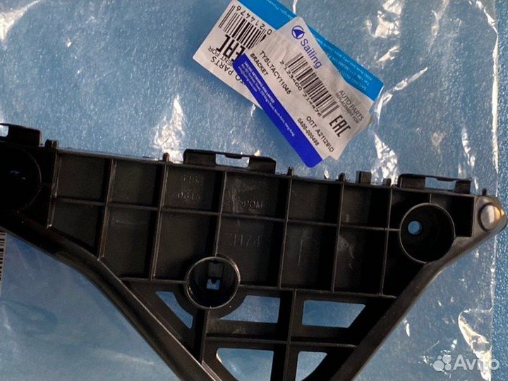 Кронштейн бампера передний правый Toyota Camry