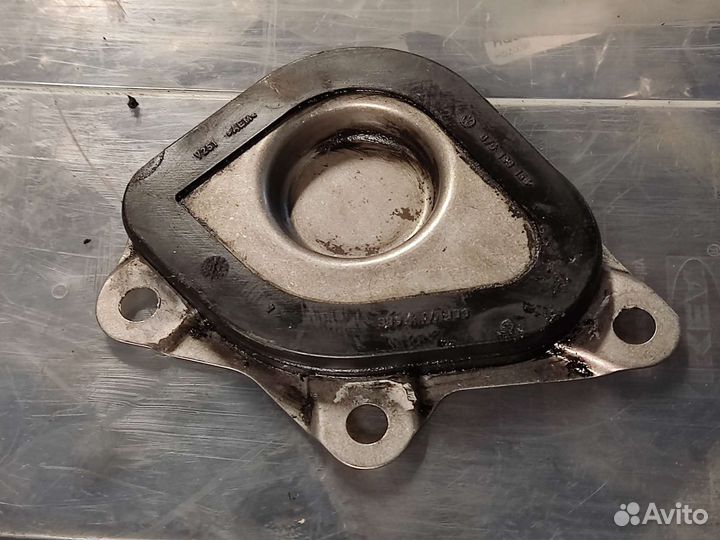 Крышка двигателя 2.5 VW Туарег Мультивен T5