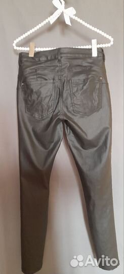 Джинсы с пропиткой под кожу zolla42s