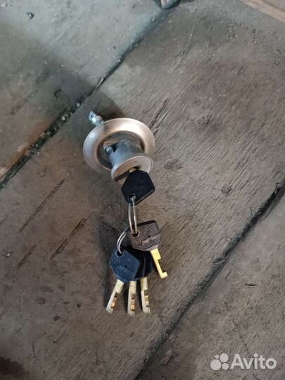 Замок дверной накладной