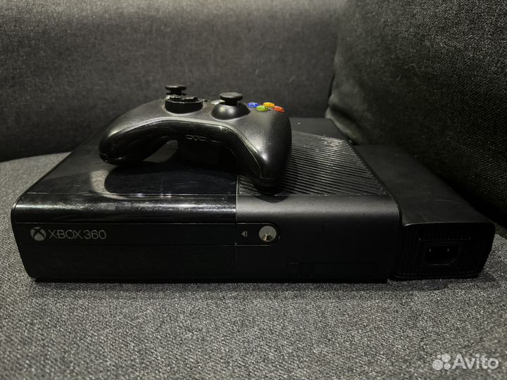 Xbox 360 E 4Gb + оригинальный беспроводной геймпад