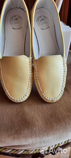 Туфли замшевые и желтые макасины