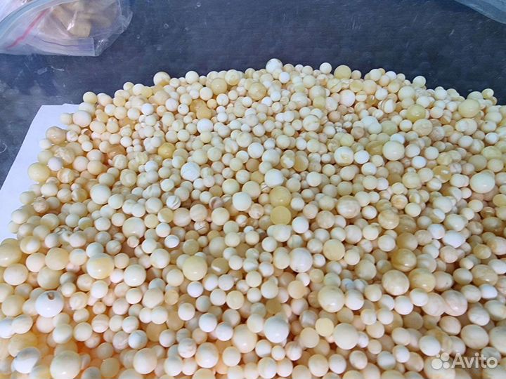 Янтарный белый шар сверленый