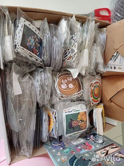 Коллекция наклеек и значков, пинов