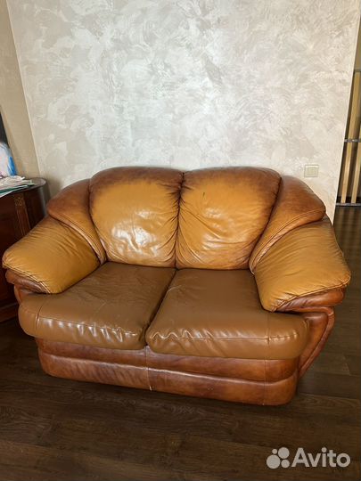 Кожаный диван раскладной двухместный б/у