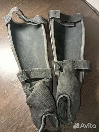 Щитки футбольные