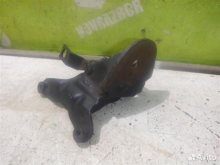 Кронштейн двигателя передний Фольксваген Пассат