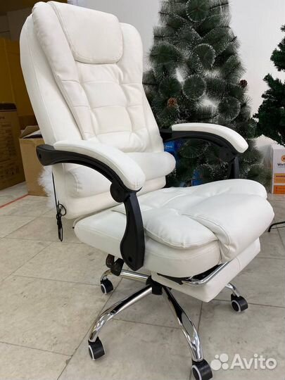 Офисное кресло с подножкой