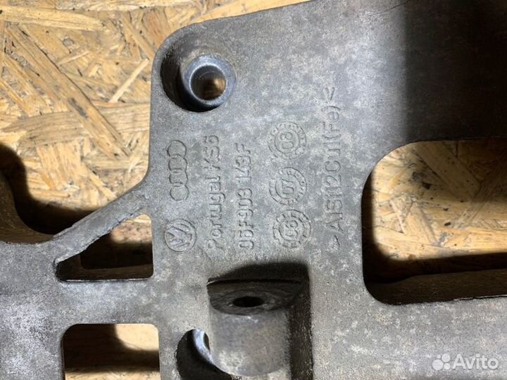 Кронштейн генератора Volkswagen Golf A6 BSE 2009