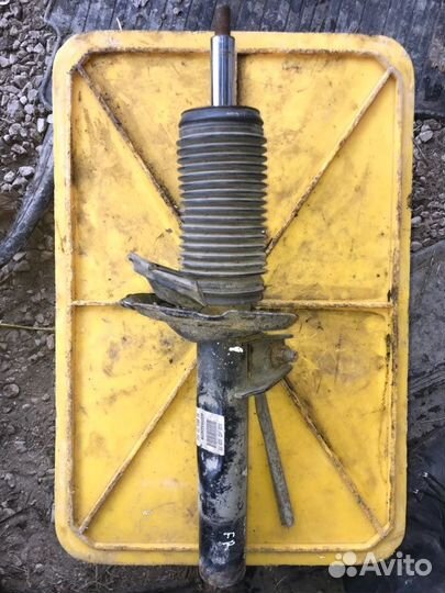 Амортизатор передний правый Skoda Octavia A7 1.6