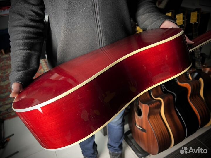 Акустическая гитара с широким грифом