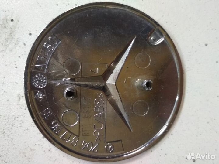 Эмблема на капот на Mercedes W204