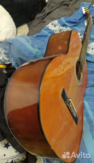 Акустическая и классическая гитара