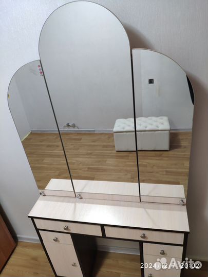 Туалетный столик с зеркалом