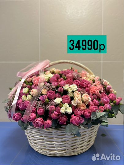 Кустовые пионовидные розы в корзине