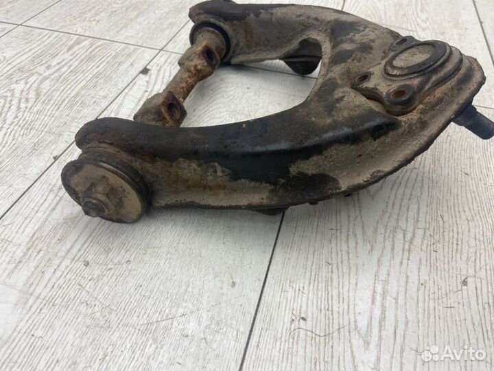 Рычаг передний правый верхний Mitsubishi Pajero