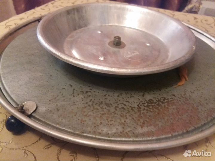 Тортница крутящаяся на ножке