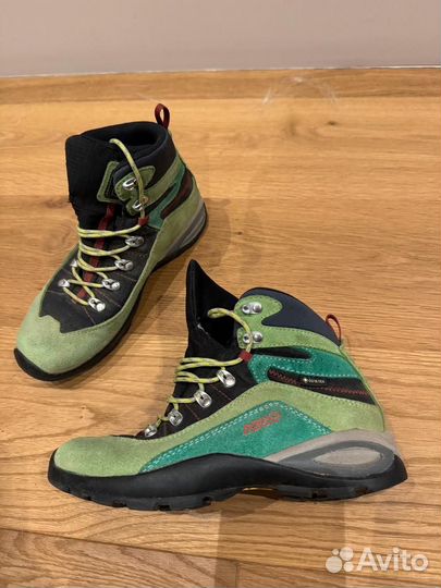 Продаю трекинговые ботинки
