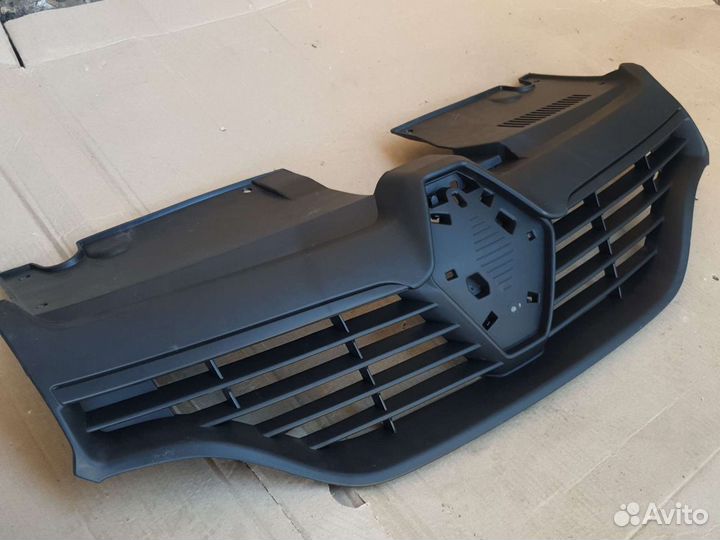Решетка радиатора Renault Logan 2