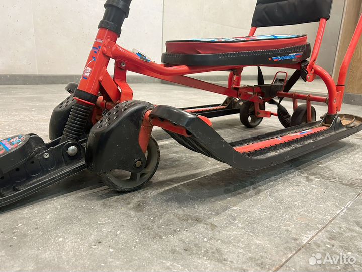 Детский снегокат со спинкой и ручкой на колёсах