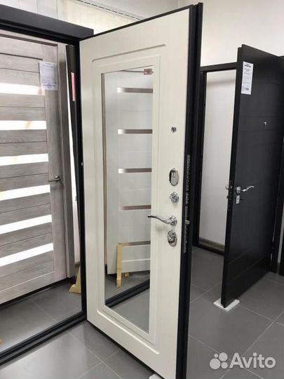 Дверь входная металлическая с зеркалом