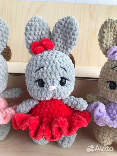 Вязаная игрушка зайка