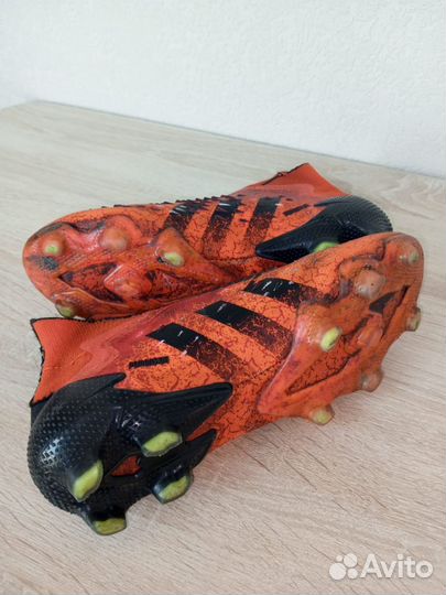 Футбольные бутсы adidas predator