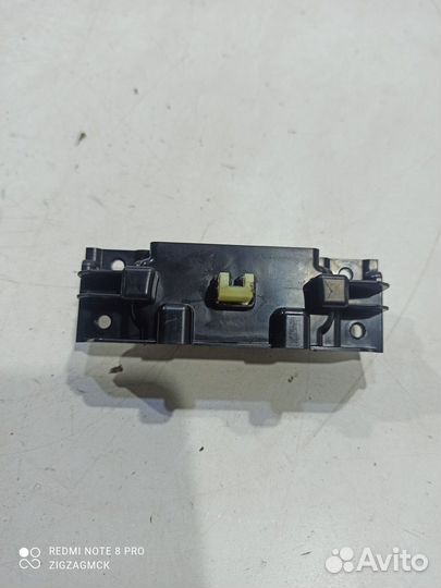 Кнопка открытия центрального бардачка