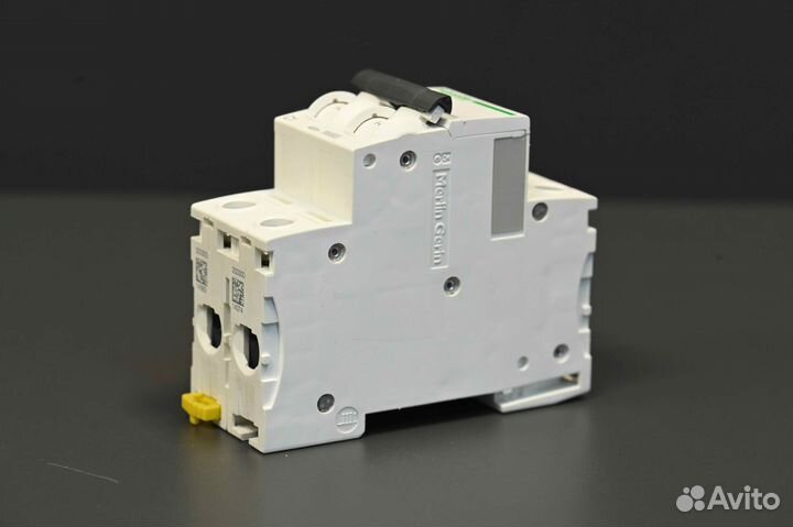 Schneider Electric A9F84201 новое, 2 шт