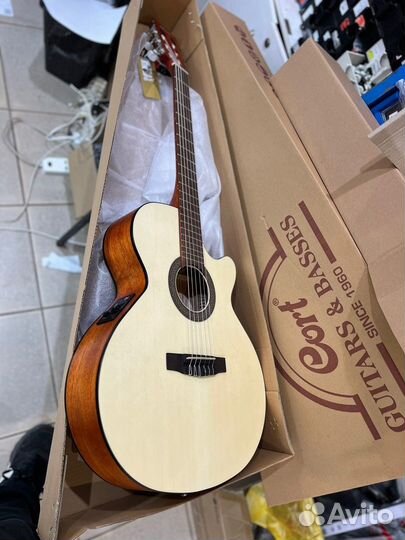 Классическая гитара со звукоснимателем