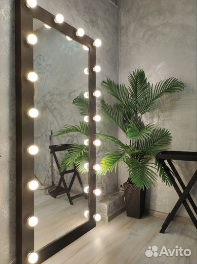 Гримерное зеркало с лампочками
