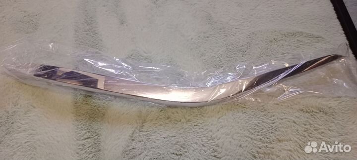 Молдинг переднего бампера правый хром Z52