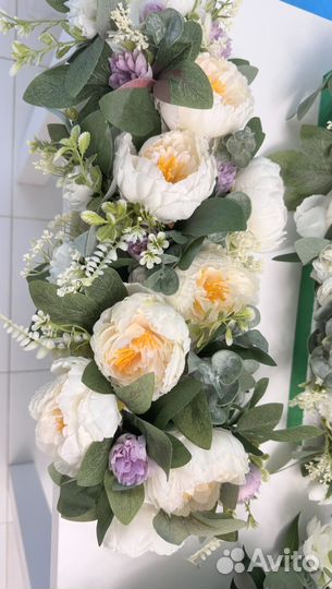 Композиция из искусственных цветов