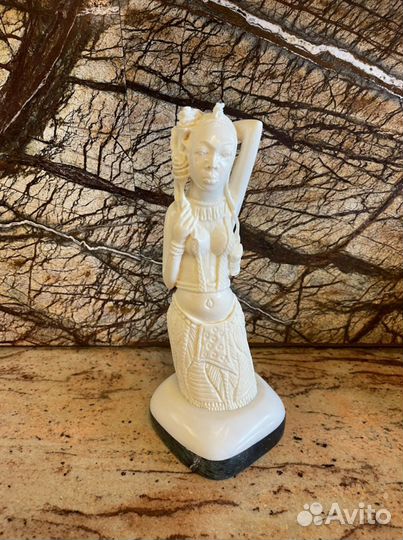 Бивень. Африканка с цветком