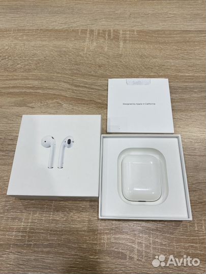 Apple AirPods (1го поколения)
