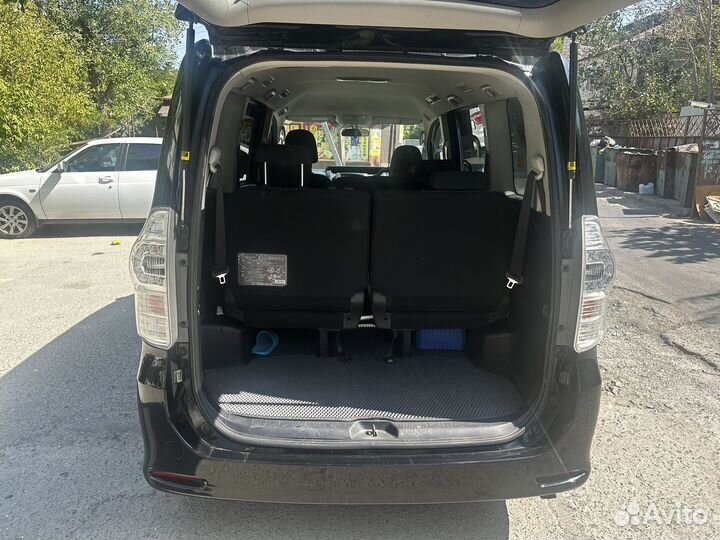 Toyota Voxy, 2011
