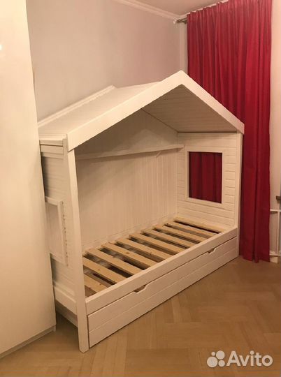 Детская кроватка домик