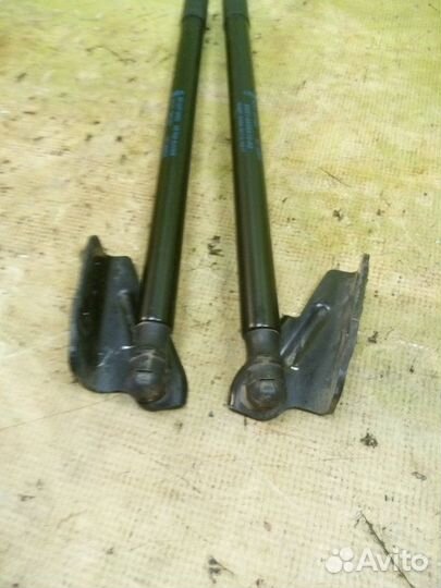 Упор крышки багажника Ford Focus CB8 pnda 2012