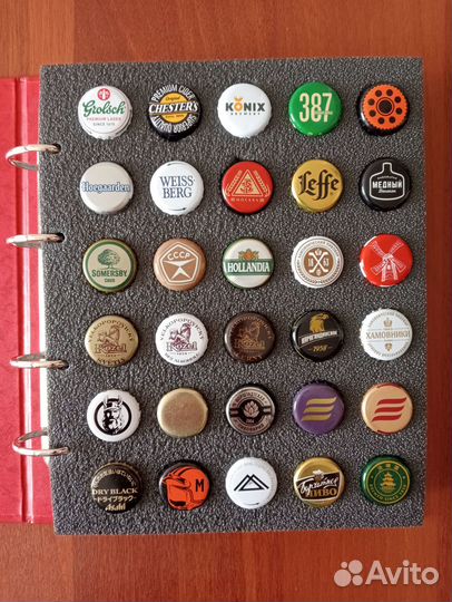 Коллекция пивных кронен-крышек (пробок) в альбоме