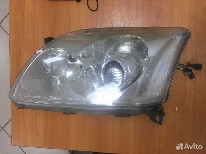 Фара левая Toyota Avensis T250