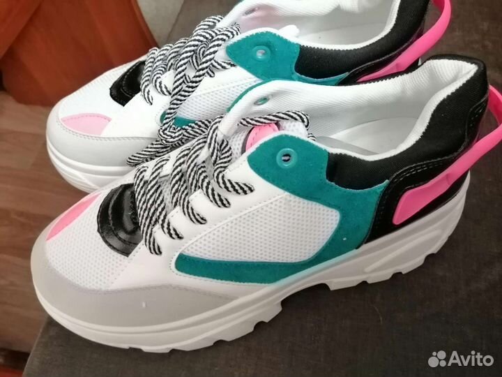 Кроссовки женские