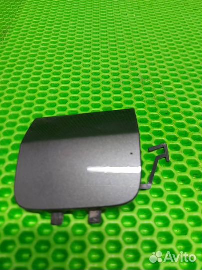 Заглушка буксировочного крюка передняя левая